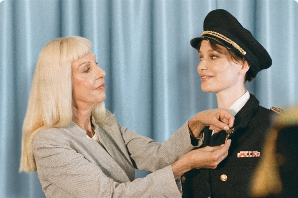 A female President decorating a high-ranking military woman